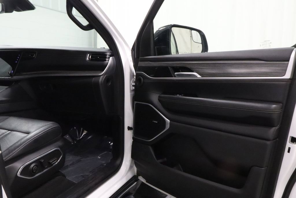 Used 2024 Jeep Wagoneer L Series II w/ Flexible Seating Group AWD/4WD image 13