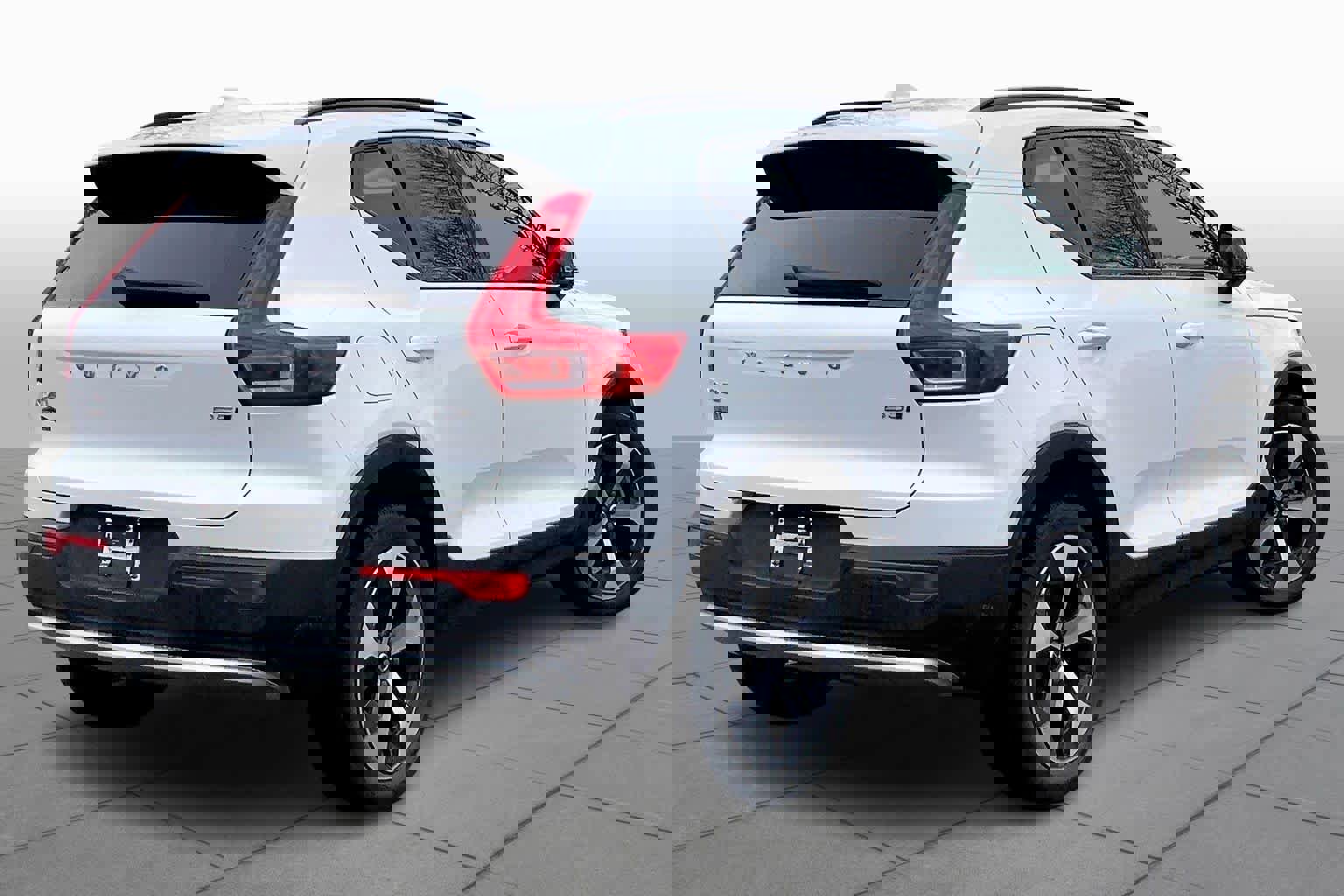 Used 2023 Volvo XC40 B5 Plus w/ Driver Assist Package AWD/4WD image 13