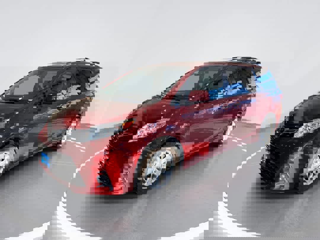 Used 2020 Toyota Sienna LE w/ LE Preferred Package image 1