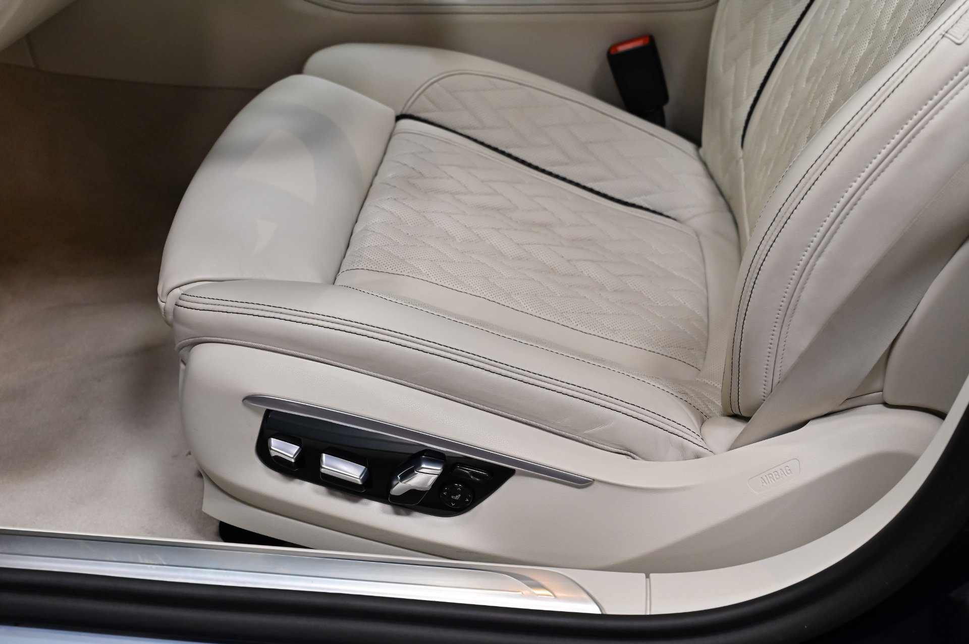 Used 2022 BMW ALPINA B7 xDrive AWD/4WD image 27