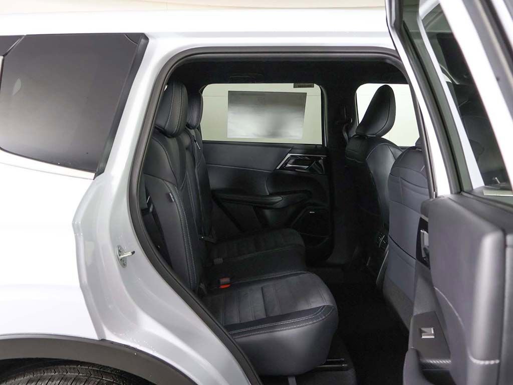 New 2026 Mitsubishi Outlander LE FWD image 31