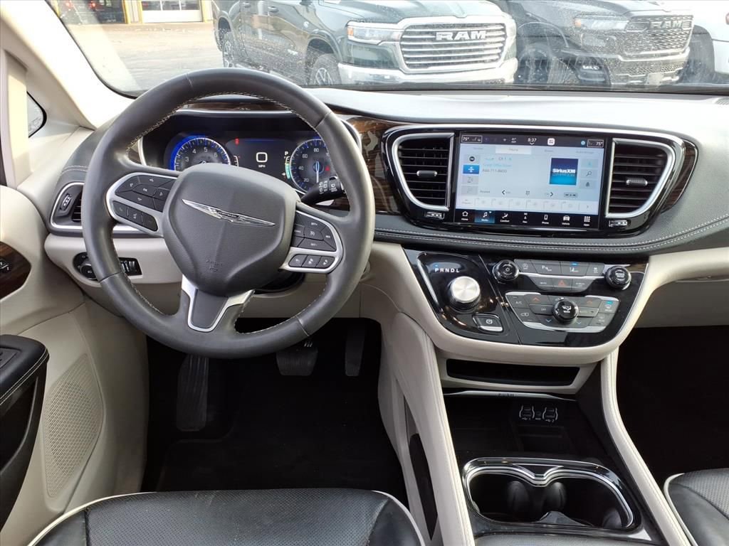 Certified 2023 Chrysler Pacifica Limited image 13