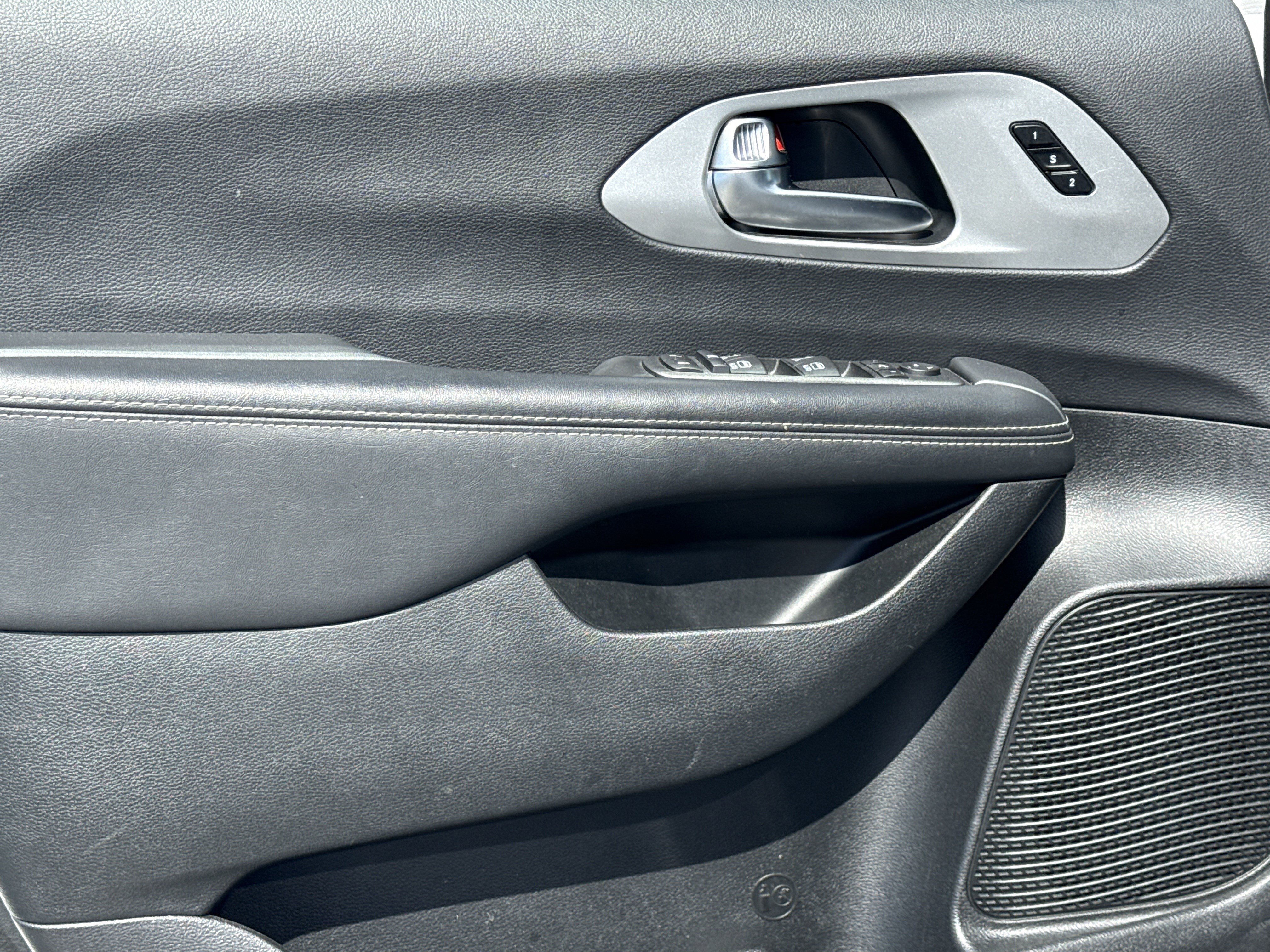 Used 2025 Chrysler Pacifica Limited FWD image 23