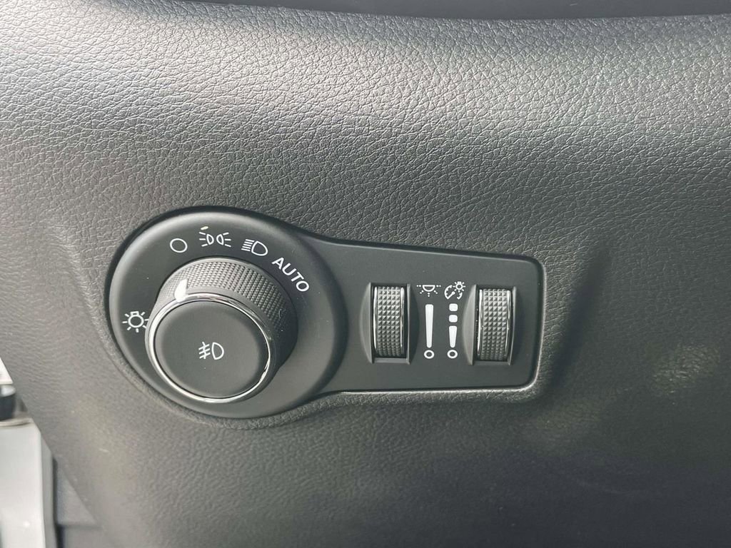 Used 2024 Jeep Compass Latitude image 18