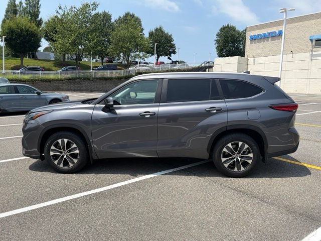 Used 2023 Toyota Highlander XLE FWD image 4