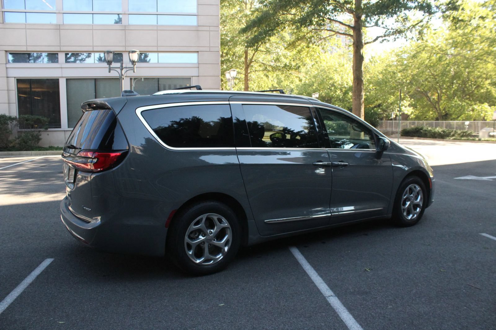 Used 2021 Chrysler Pacifica Limited w/ Uconnect Theater Family Group FWD image 7