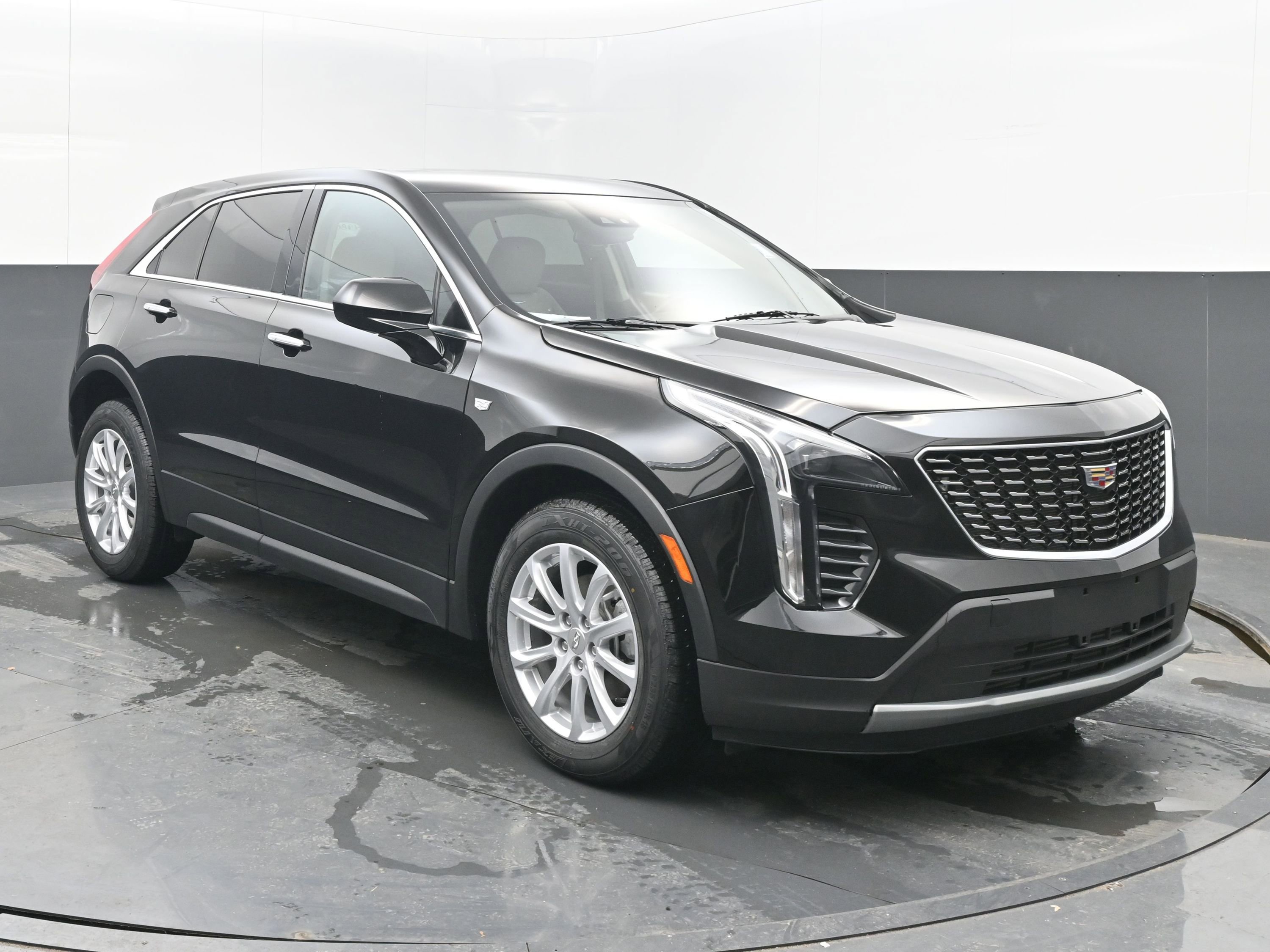 Used 2023 Cadillac XT4 Luxury w/ Cold Weather Package image 5