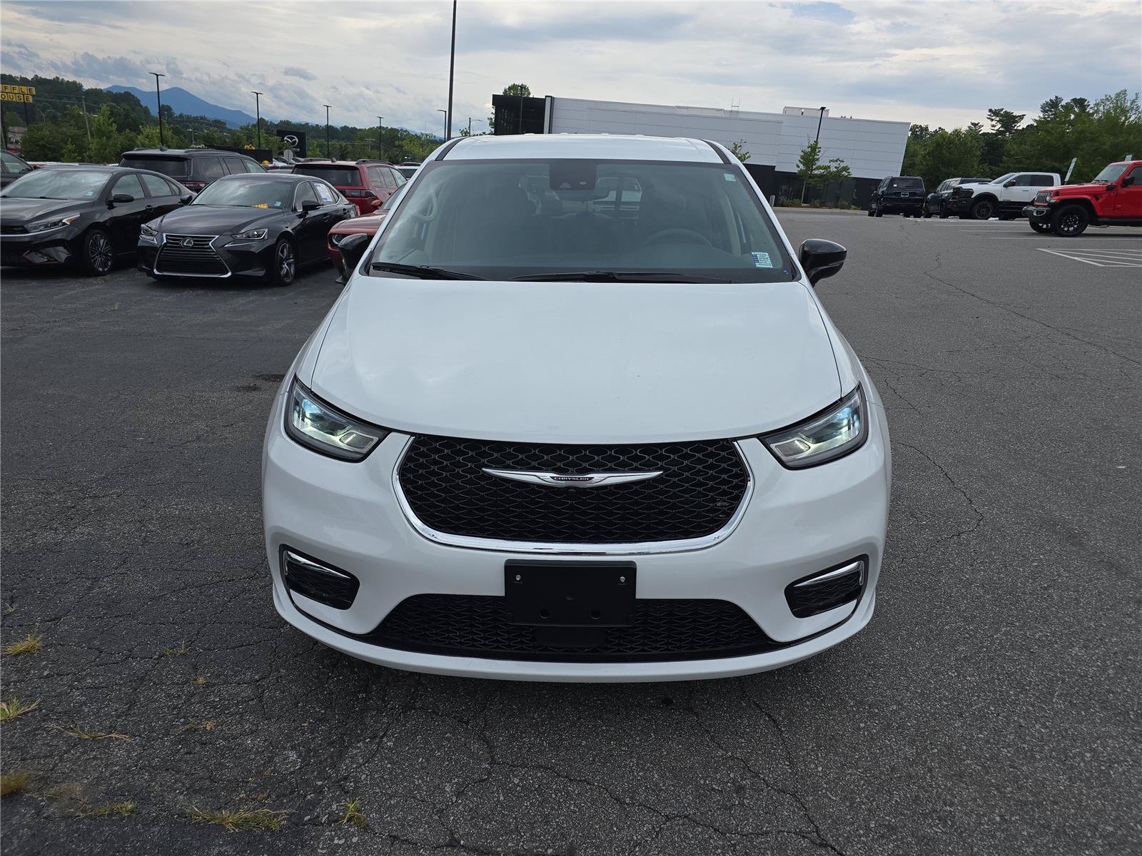 Used 2024 Chrysler Pacifica Touring-L FWD image 8