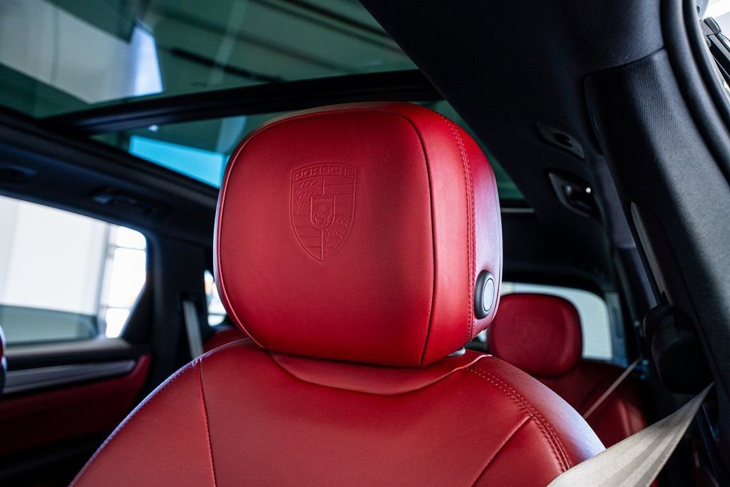 Used 2022 Porsche Cayenne Platinum Edition image 39