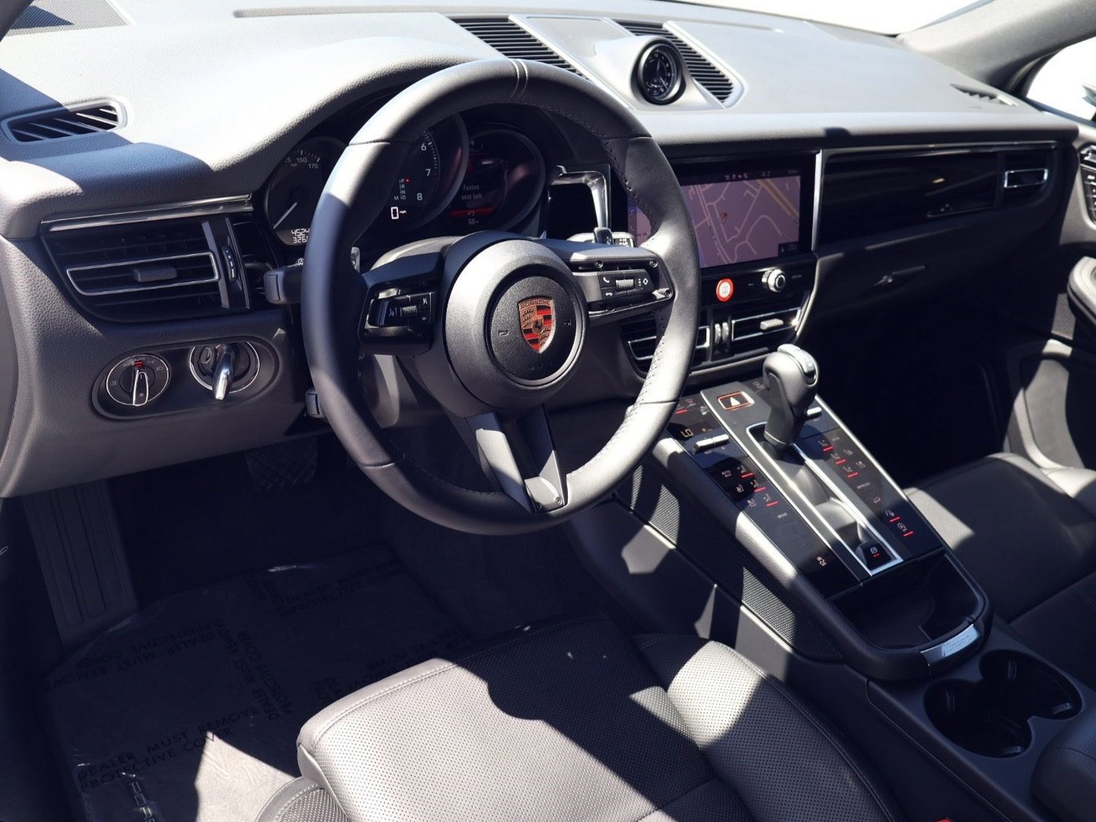 Certified 2025 Porsche Macan image 4