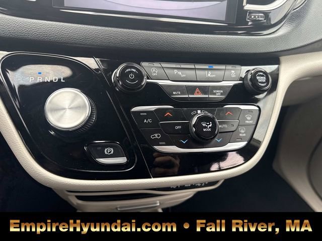 Used 2023 Chrysler Pacifica Touring-L image 25