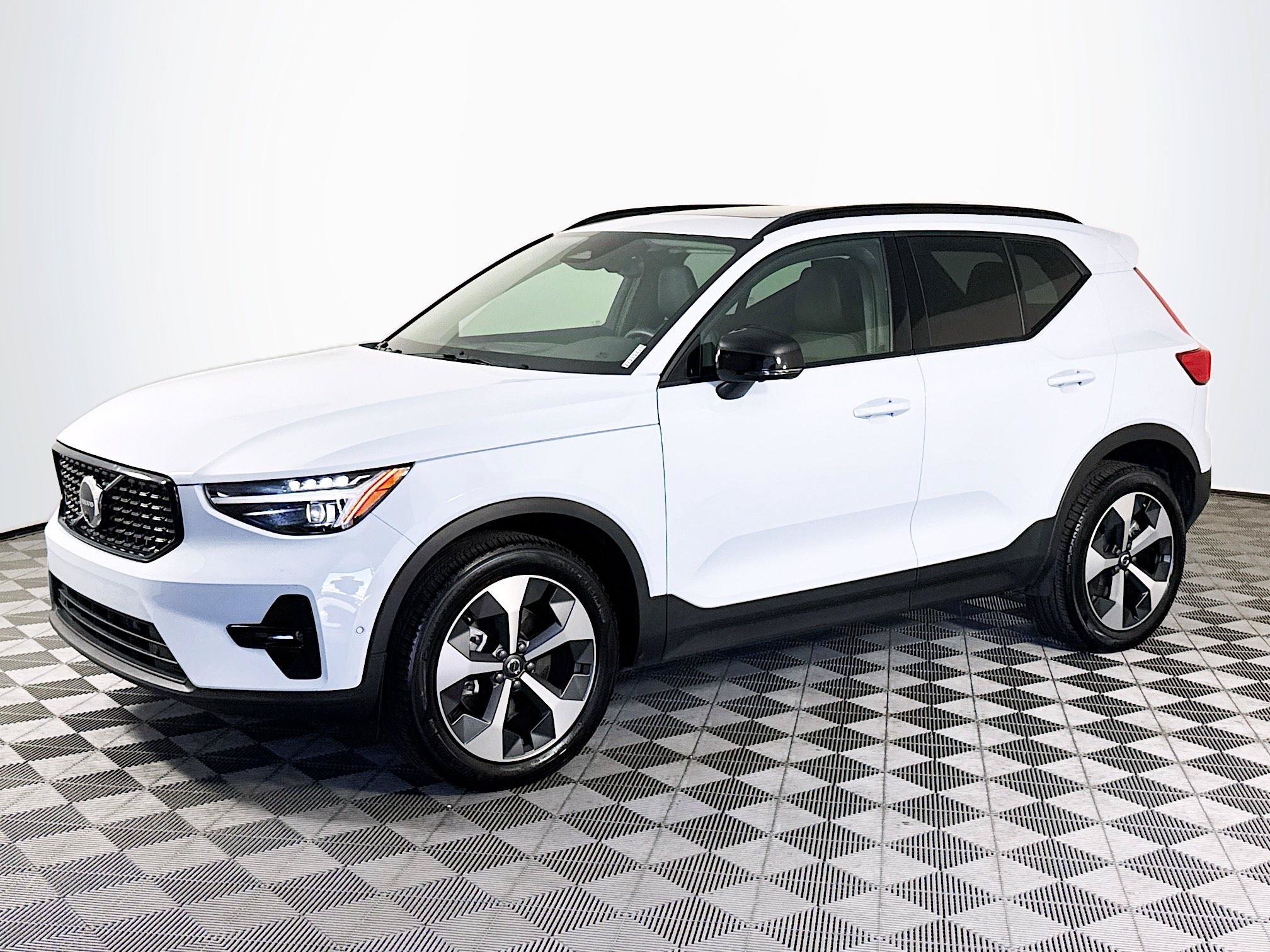 Used 2026 Volvo XC40 B5 Plus AWD/4WD image 4