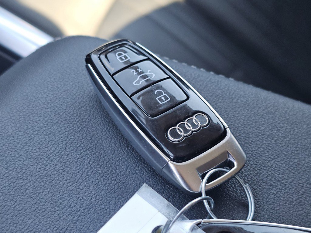 Used 2021 Audi e-tron Premium w/ Convenience Plus Package AWD/4WD image 34