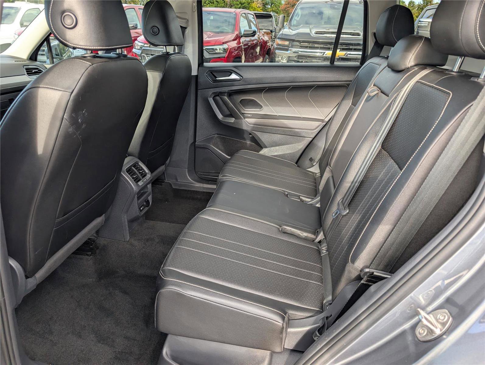 Used 2023 Volkswagen Tiguan SE w/ Panoramic Sunroof Package image 15