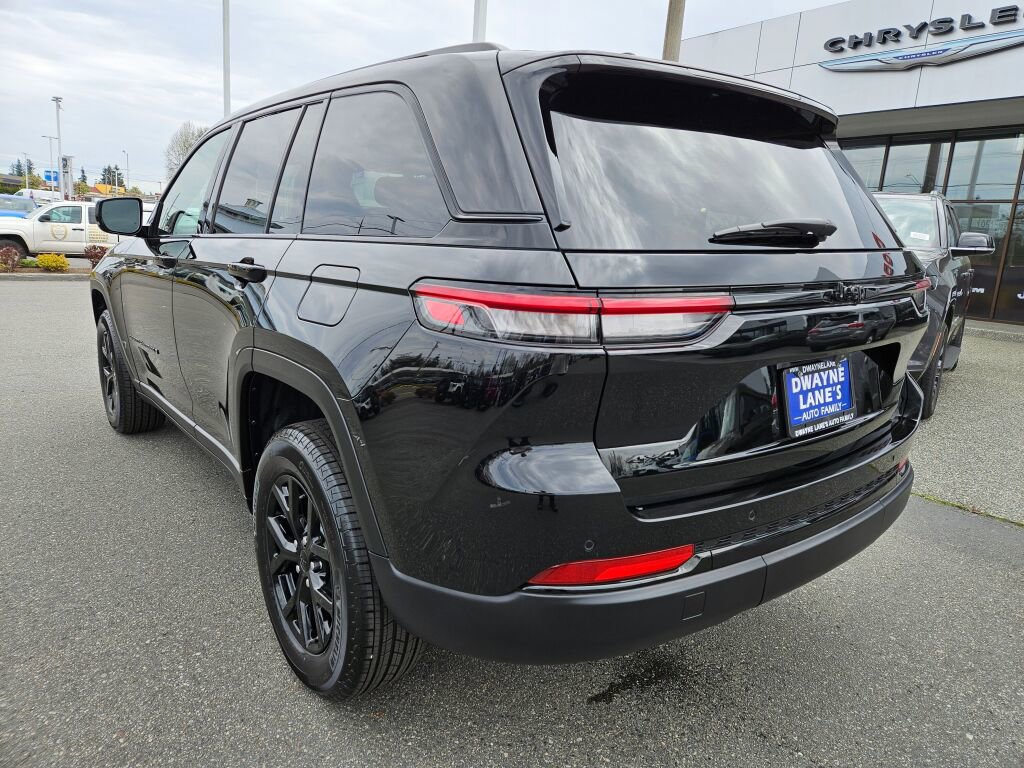 Used 2025 Jeep Grand Cherokee Altitude AWD/4WD image 3