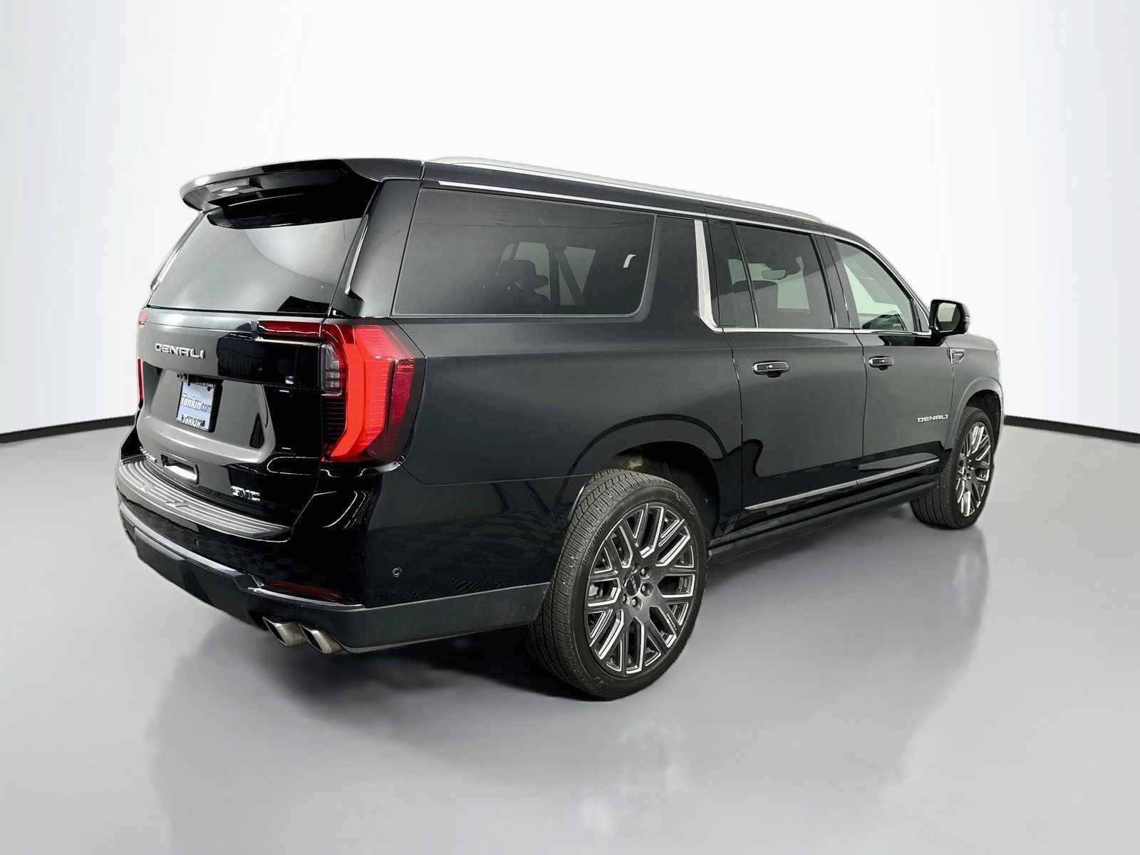 Used 2025 GMC Yukon XL Denali Ultimate AWD/4WD image 8