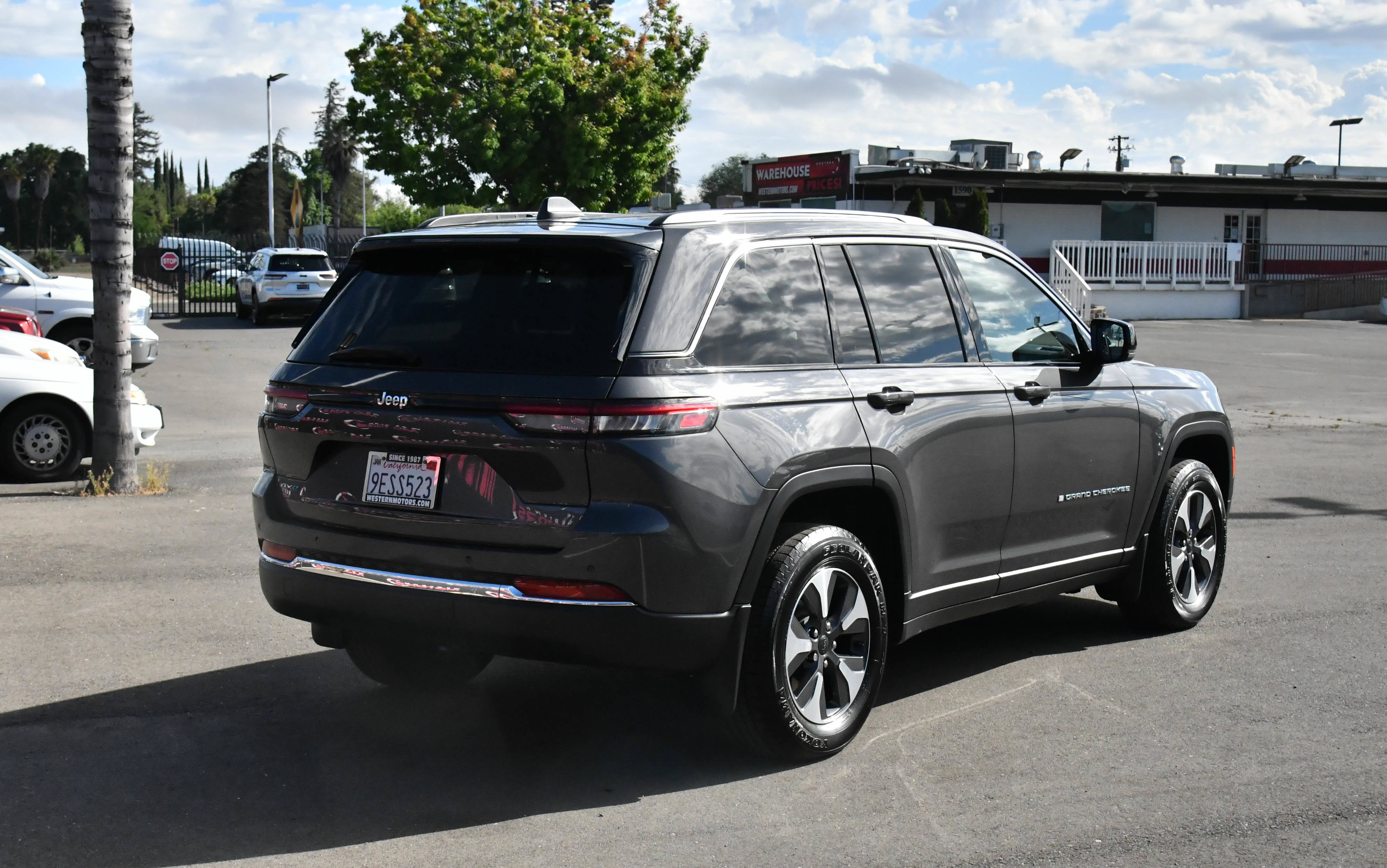 Used 2022 Jeep Grand Cherokee Limited 4xe w/ MOPAR Finishing Package AWD/4WD image 8