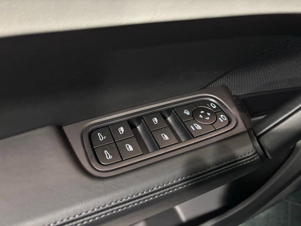 Certified 2025 Porsche Cayenne AWD/4WD image 9