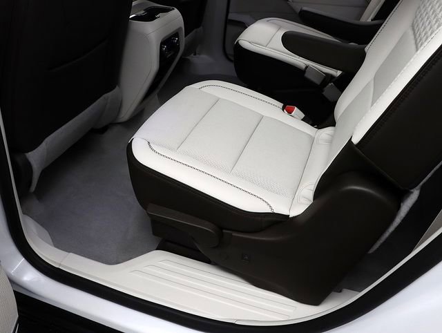 Certified 2024 GMC Acadia Denali w/ Super Cruise Package image 28