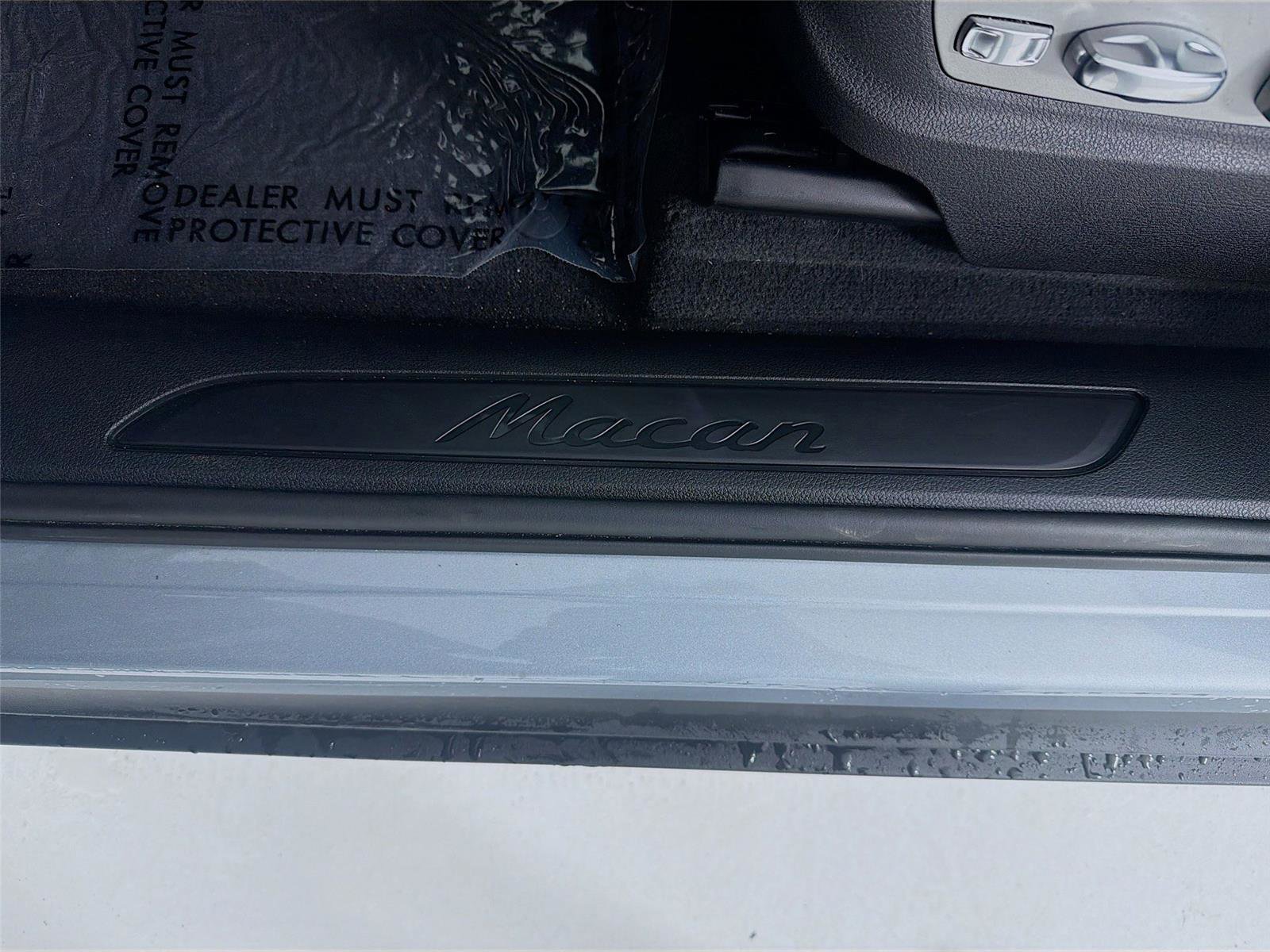 Certified 2025 Porsche Macan image 9