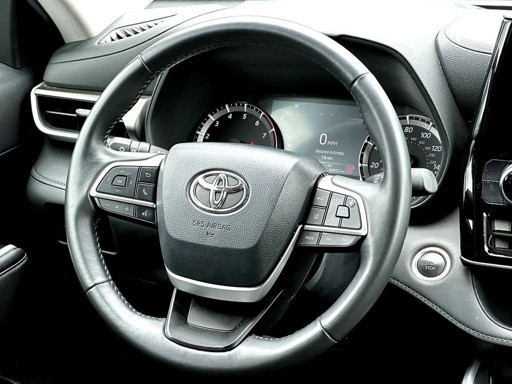 Used 2024 Toyota Highlander LE AWD/4WD image 31