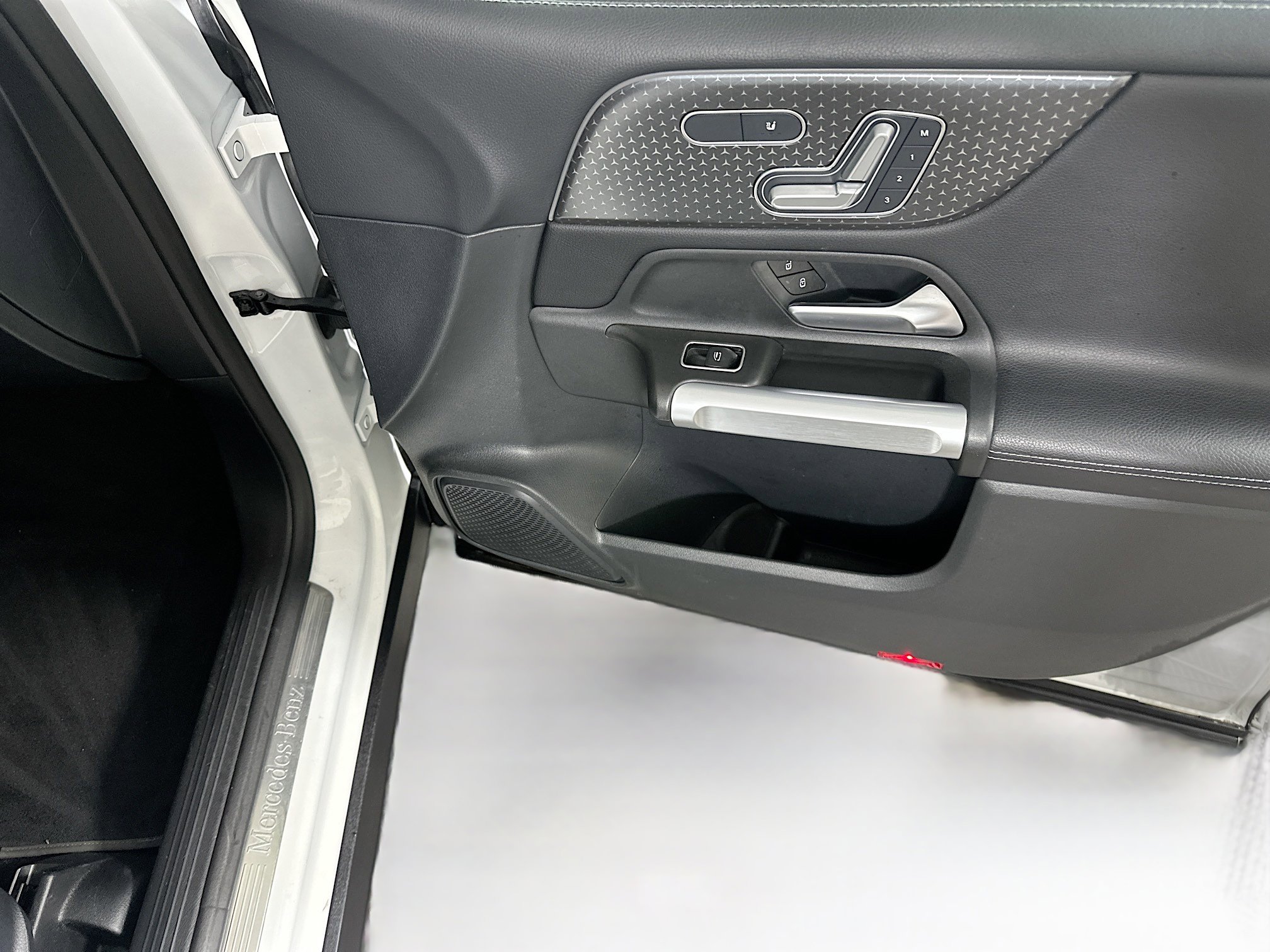 Used 2025 Mercedes-Benz GLB 250 image 30