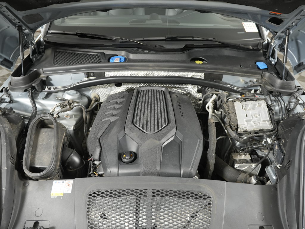 Certified 2023 Porsche Macan Turbo AWD/4WD image 45