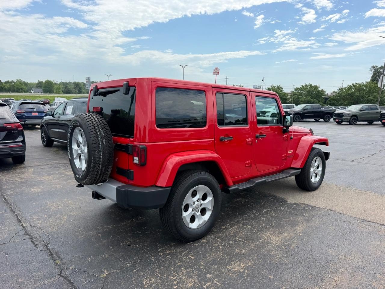 Used 2014 Jeep Wrangler Unlimited Sahara w/ Connectivity Group AWD/4WD image 3