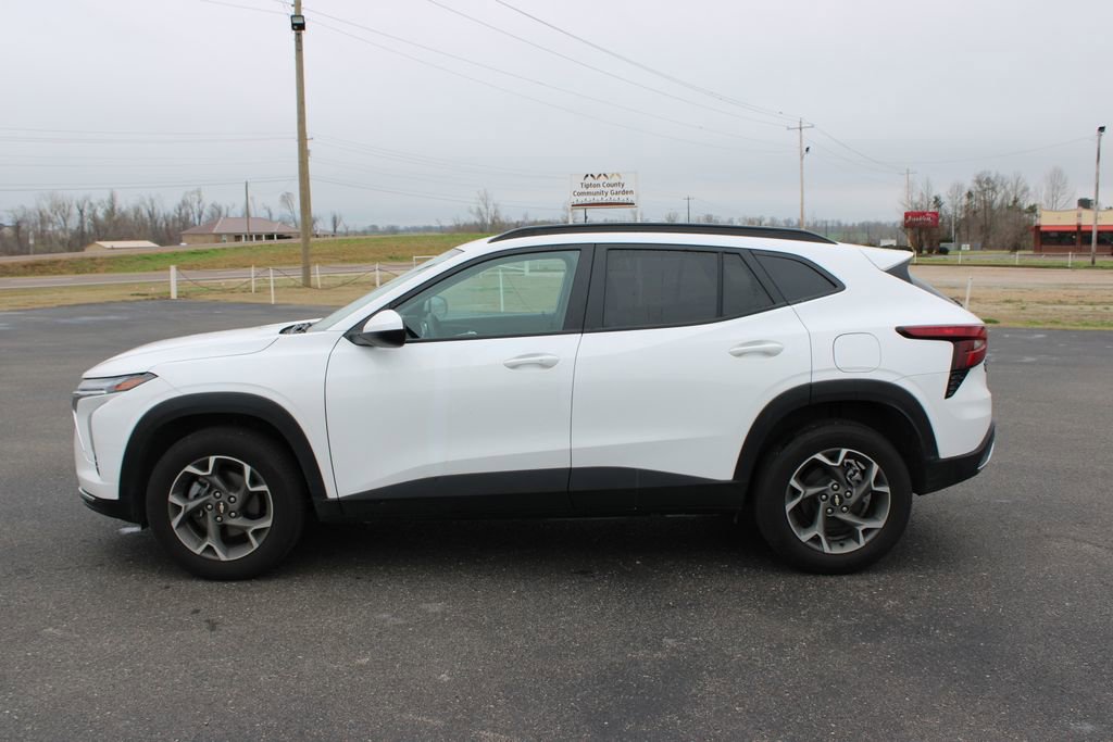 Used 2025 Chevrolet Trax LT w/ LT Convenience Package image 6