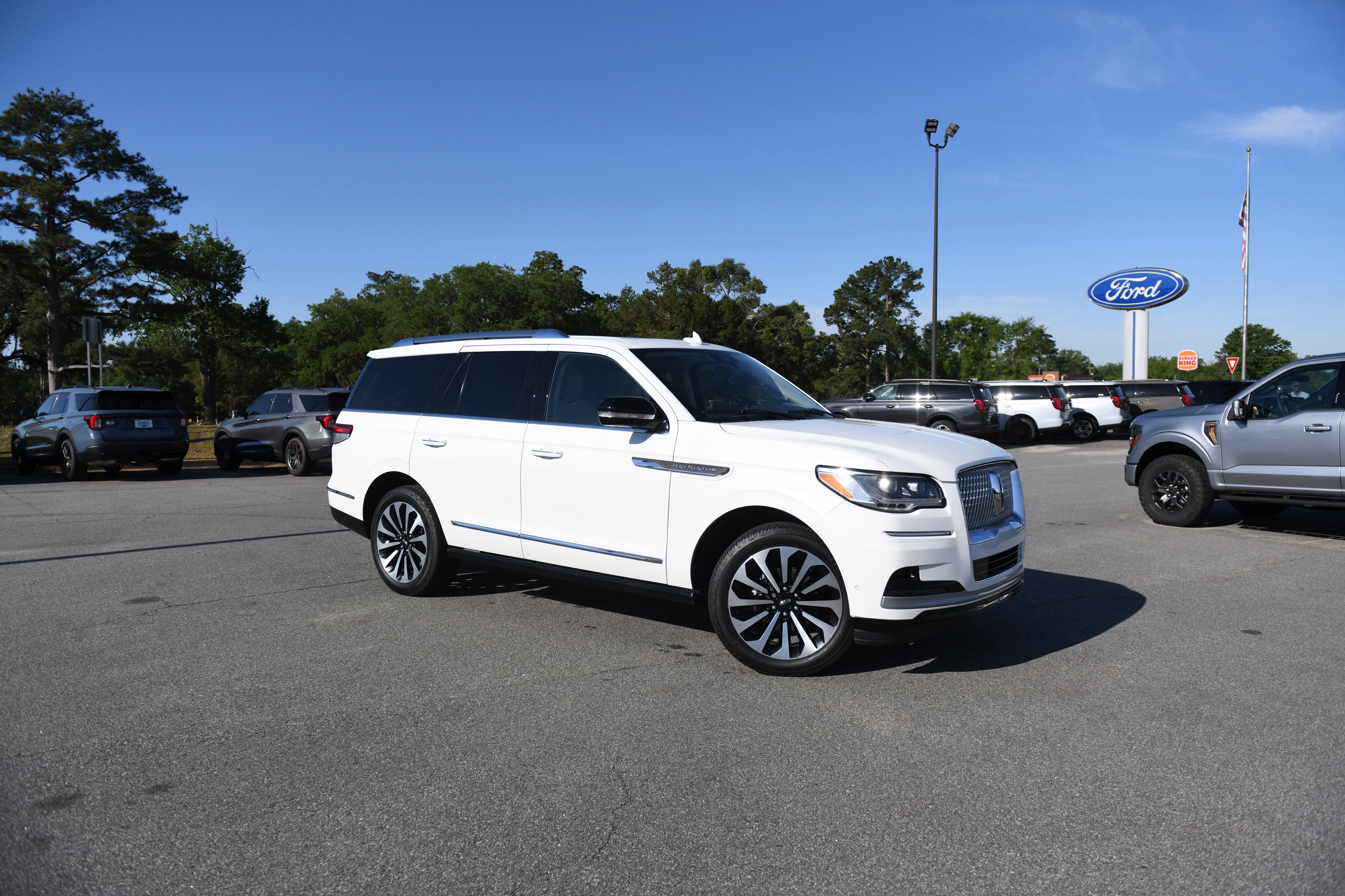 Used 2022 Lincoln Navigator Reserve AWD/4WD image 2