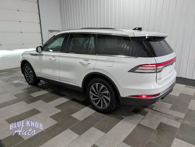 Used 2025 Lincoln Aviator AWD image 2