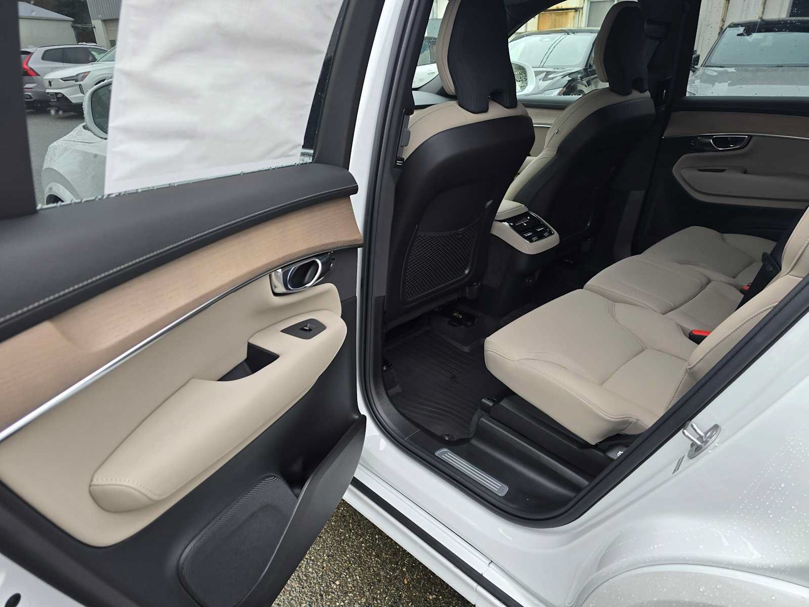 New 2026 Volvo XC90 B6 Plus w/ Protection Package Premier AWD/4WD image 17