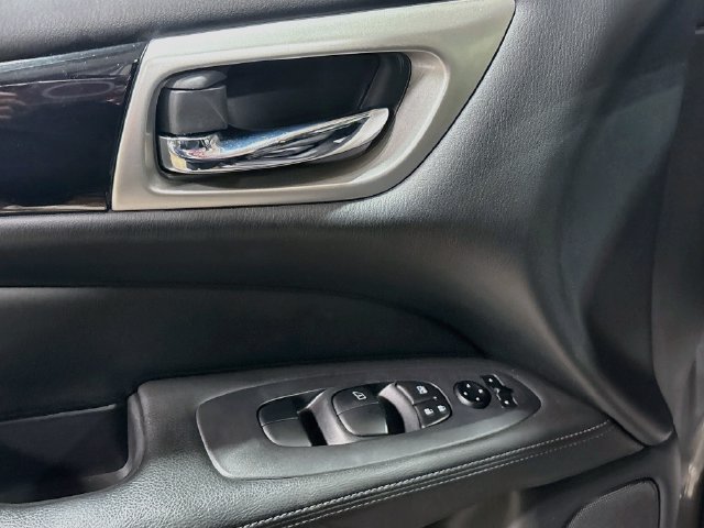 Used 2020 Nissan Pathfinder S AWD/4WD image 17