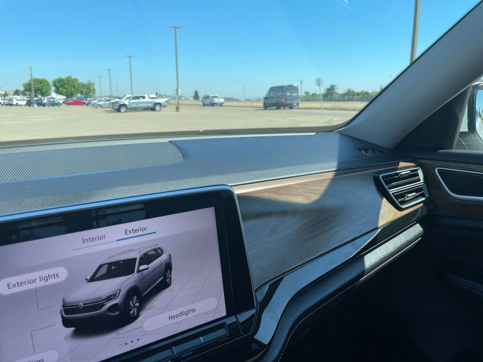 Used 2025 Volkswagen Atlas SE image 38