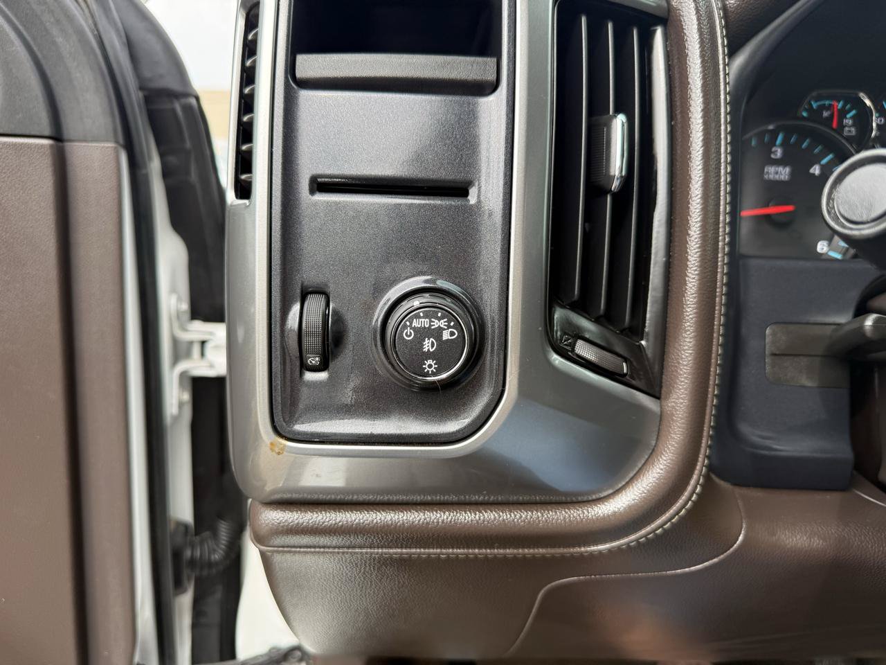 Used 2015 Chevrolet Silverado 1500 LTZ RWD image 22