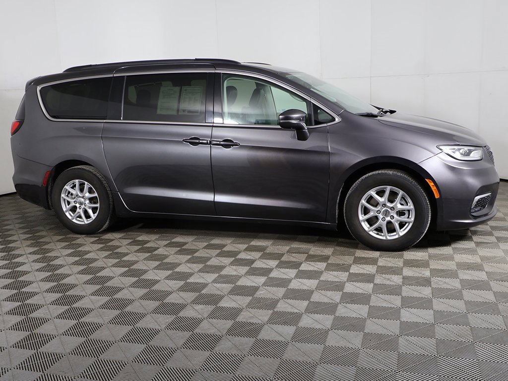 Used 2022 Chrysler Pacifica Touring-L image 15