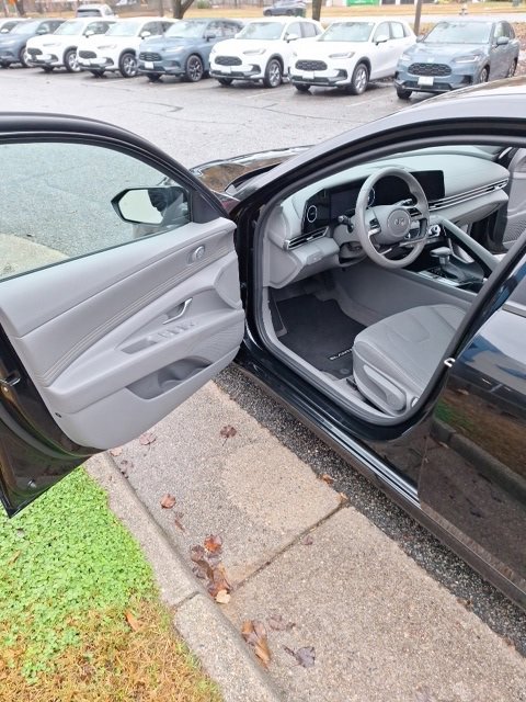 Used 2023 Hyundai Elantra SEL w/ Convenience Package image 9