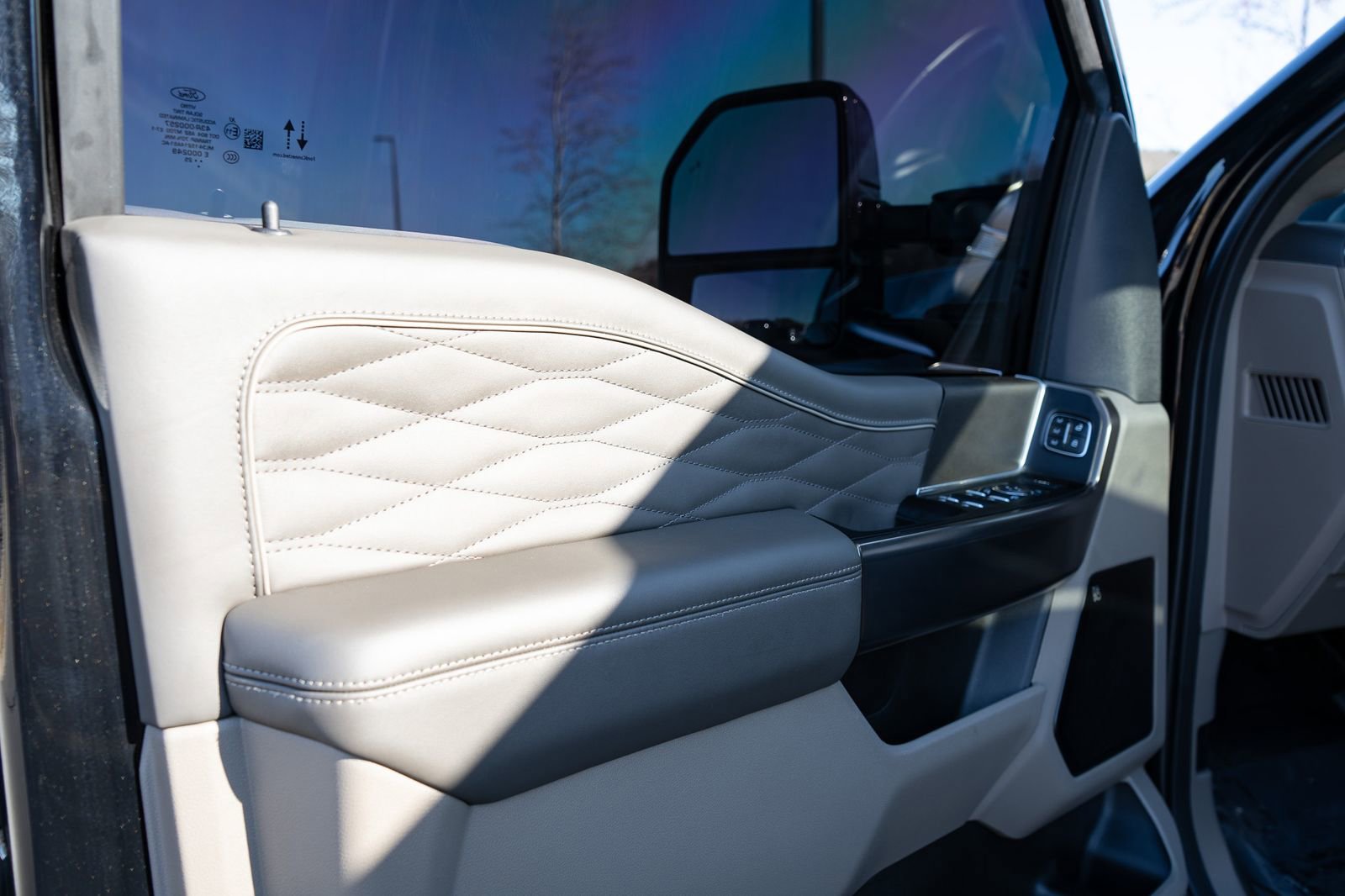 Used 2025 Ford F250 Platinum w/ Platinum Plus Package image 40