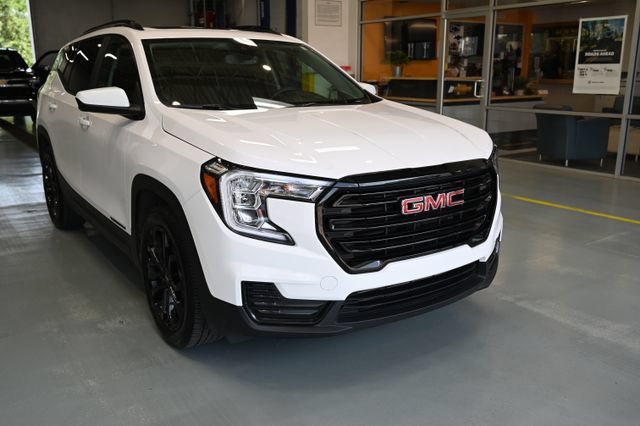 Used 2022 GMC Terrain SLE w/ Driver Convenience Package FWD image 3