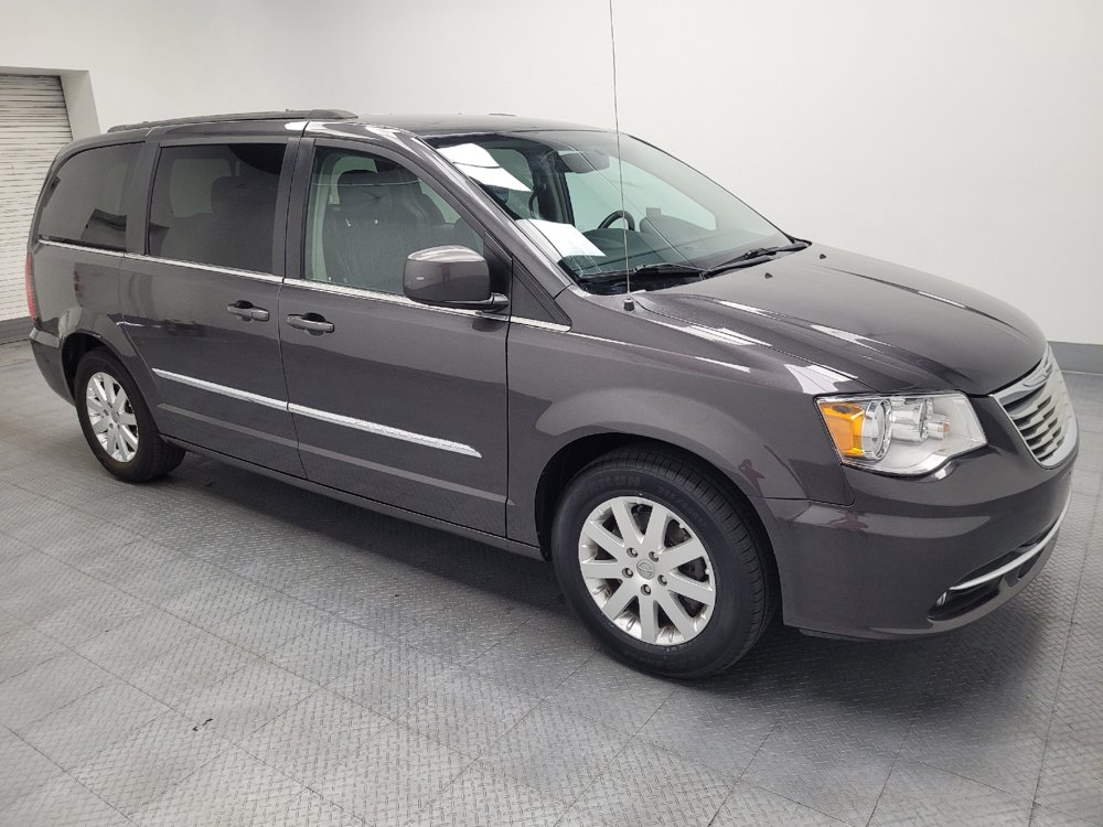 Used 2016 Chrysler Town & Country Touring FWD image 11