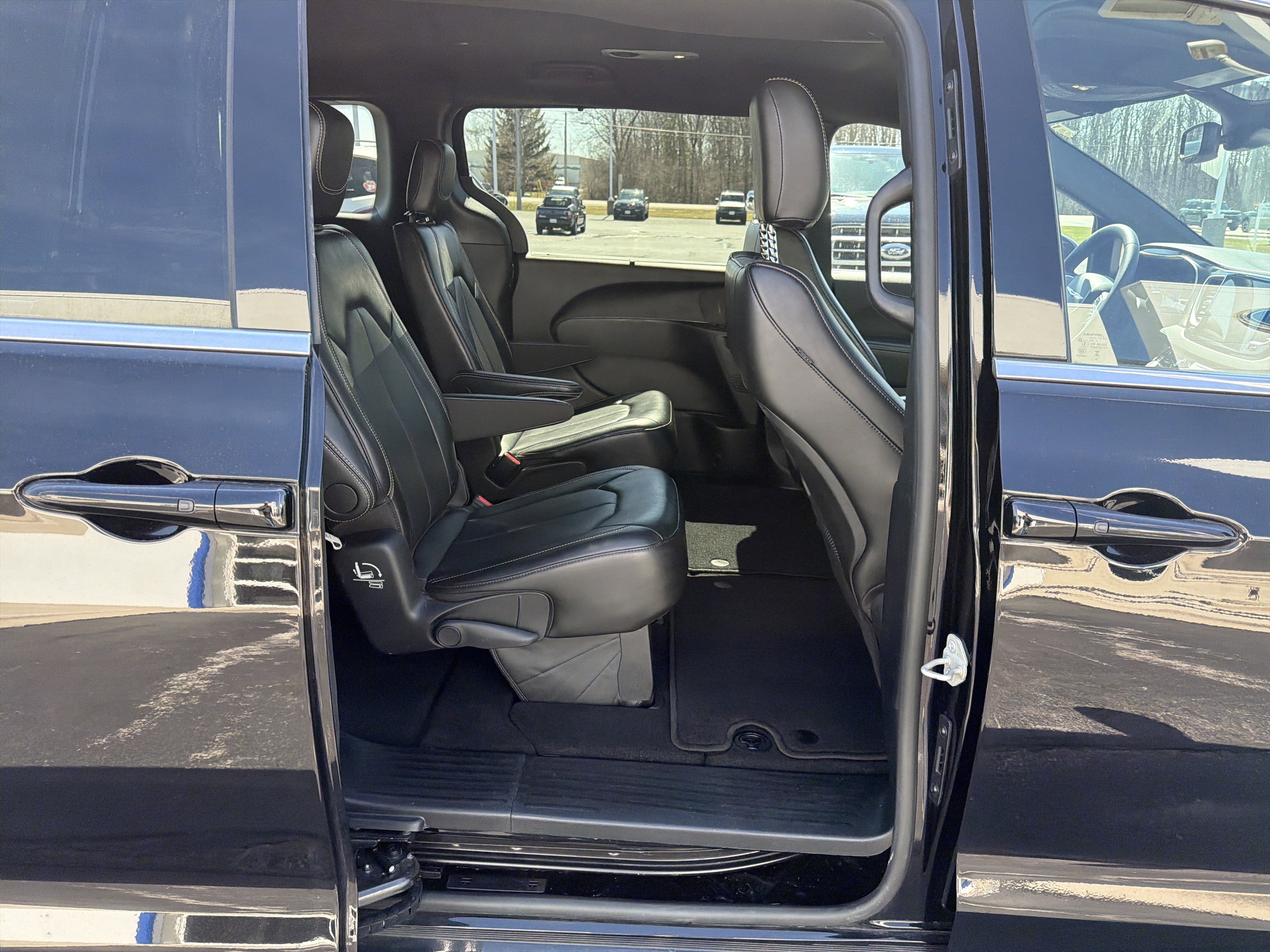 Used 2025 Chrysler Pacifica Select FWD image 9