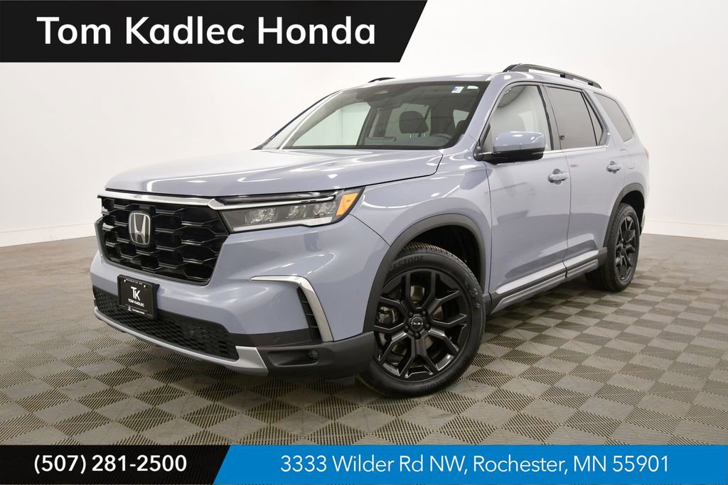Used 2025 Honda Pilot Touring image 1