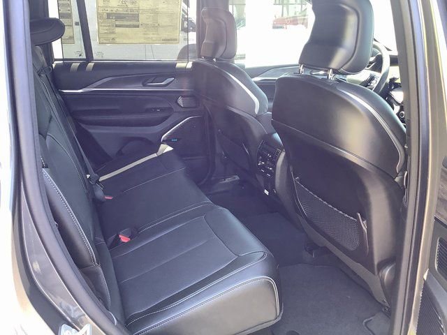 New 2023 Jeep Grand Cherokee Overland w/ Luxury Tech Group IV AWD/4WD image 35
