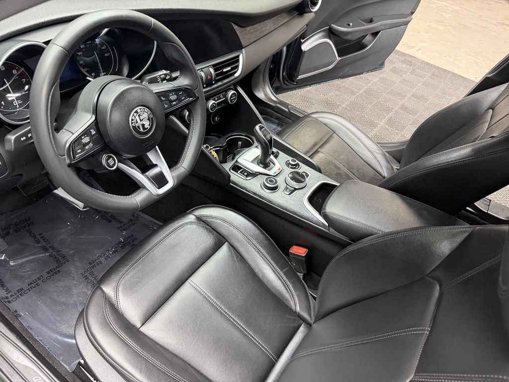 Used 2020 Alfa Romeo Giulia RWD image 32