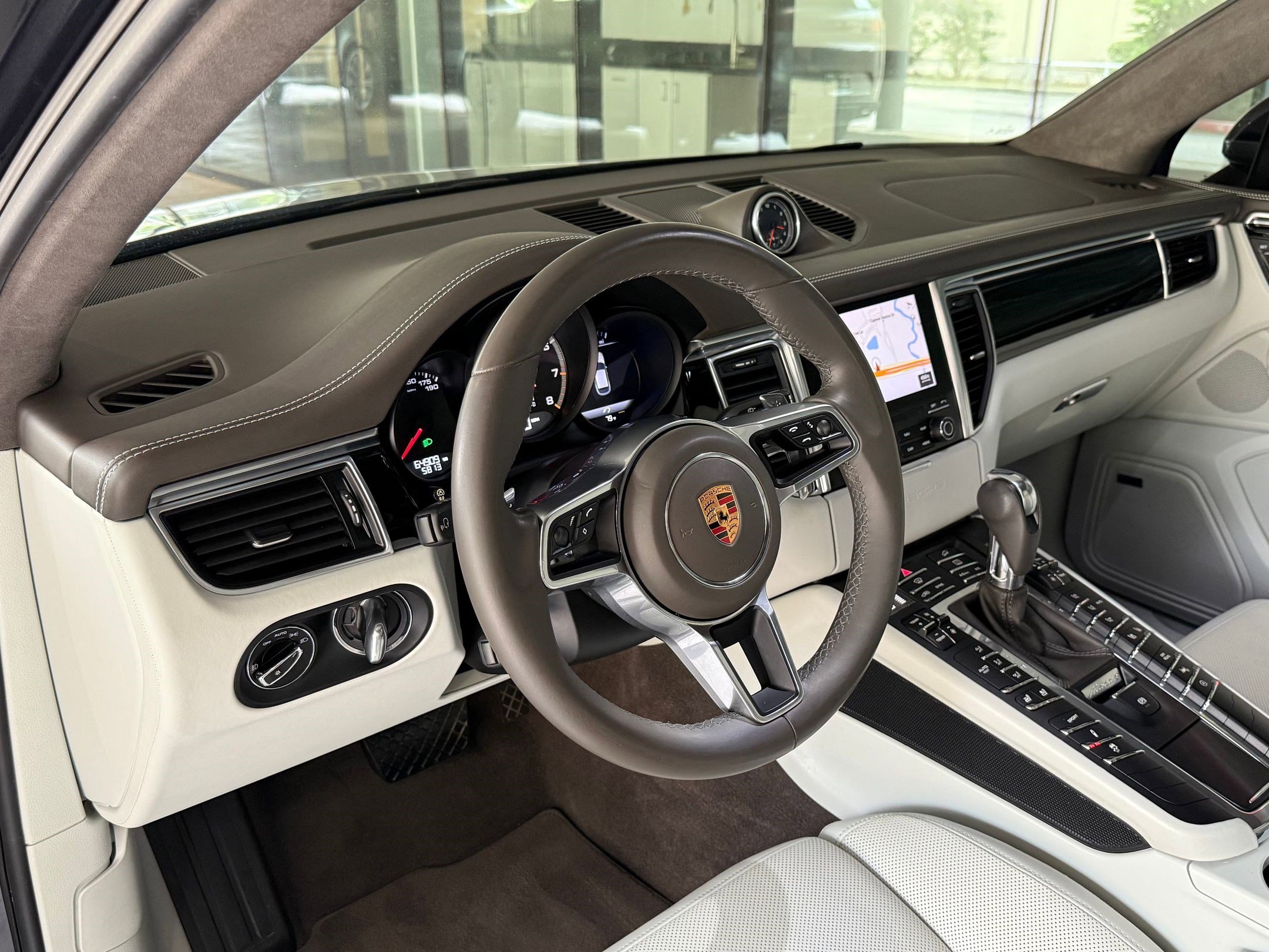 Used 2018 Porsche Macan Turbo AWD/4WD image 4
