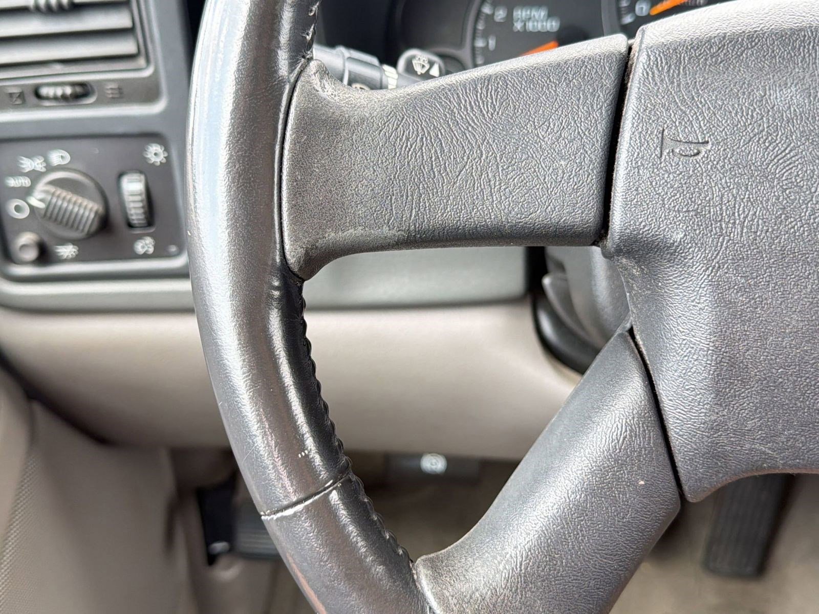 Used 2004 Chevrolet Suburban LS RWD image 15