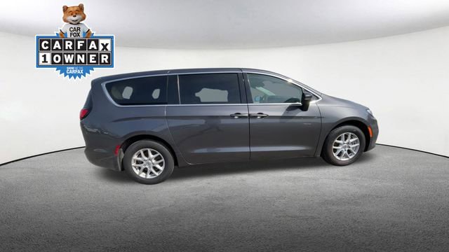 Used 2023 Chrysler Pacifica Touring-L image 10