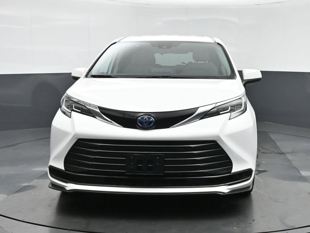 Used 2021 Toyota Sienna LE image 2