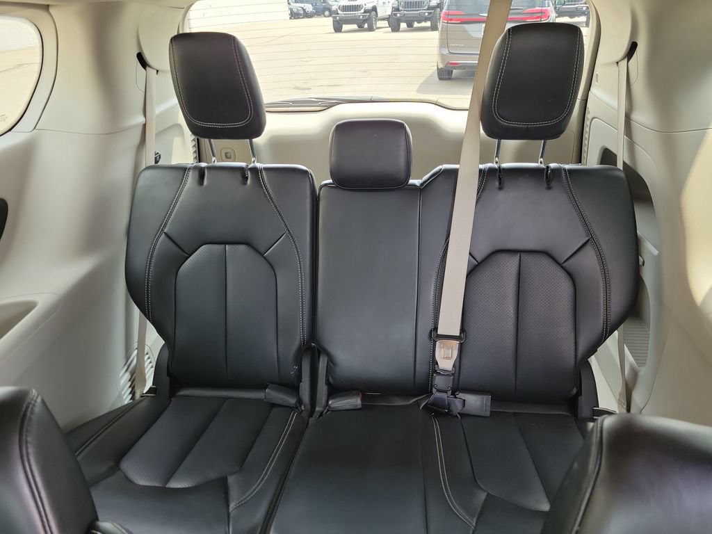 Used 2023 Chrysler Pacifica Touring-L FWD image 15