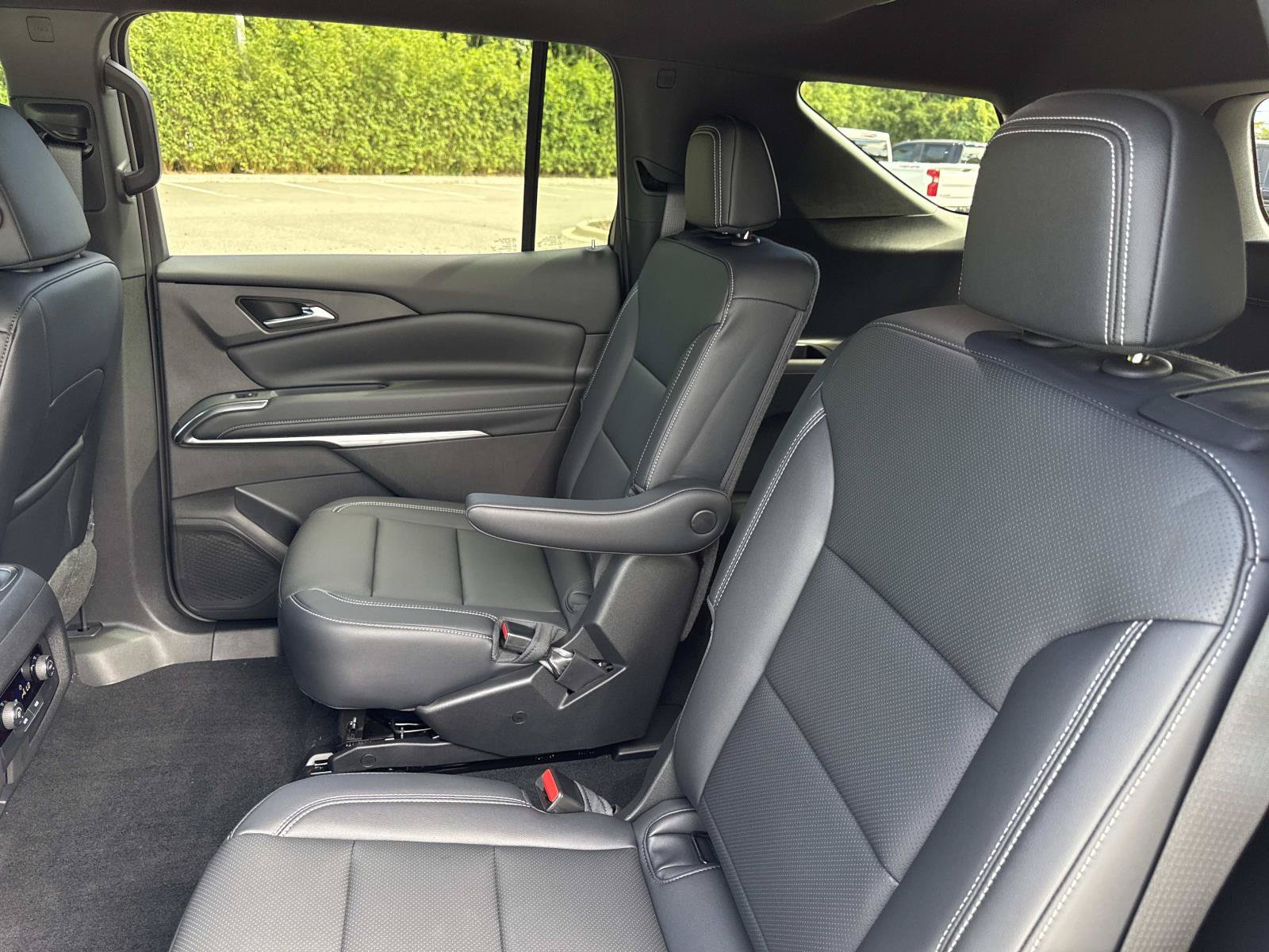 New 2027 Chevrolet Traverse LT w/ Sun and Wheel Package FWD image 11